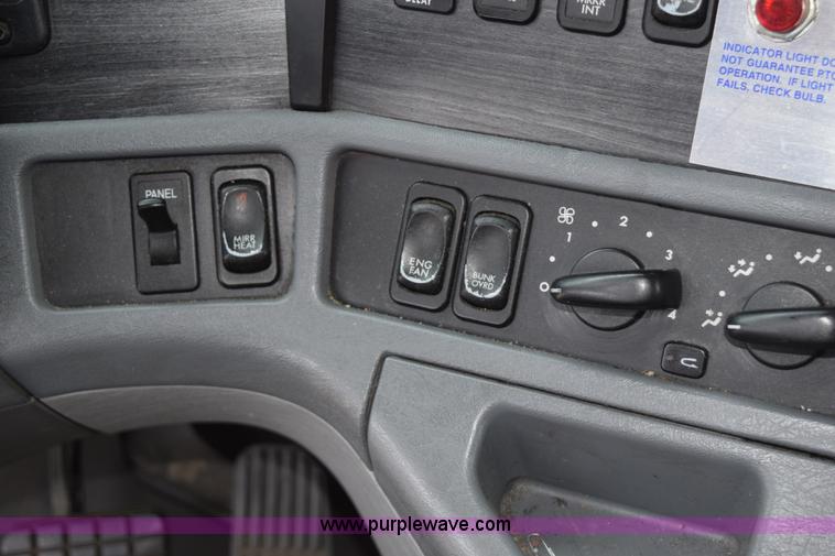 image for item H5117 2005 Freightliner Columbia semi truck