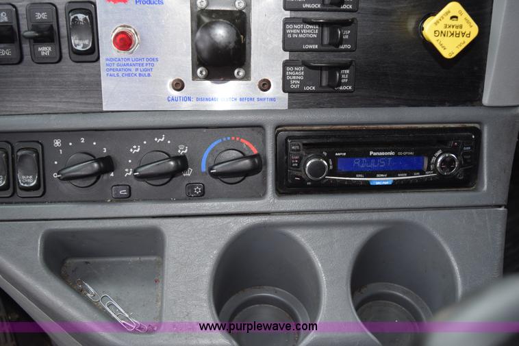 image for item H5117 2005 Freightliner Columbia semi truck