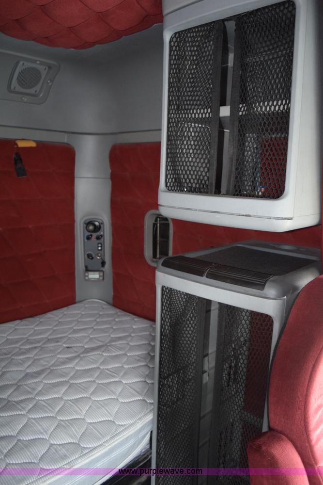 image for item H5117 2005 Freightliner Columbia semi truck