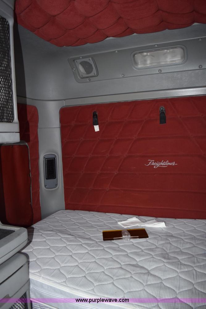 image for item H5117 2005 Freightliner Columbia semi truck