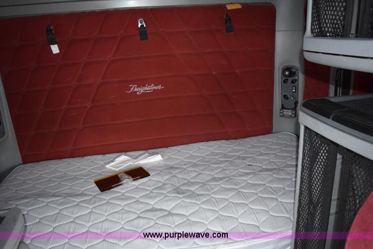 image for item H5117 2005 Freightliner Columbia semi truck