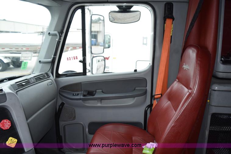 image for item H5117 2005 Freightliner Columbia semi truck