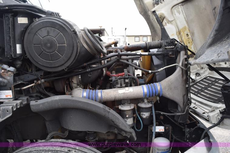 image for item H5117 2005 Freightliner Columbia semi truck