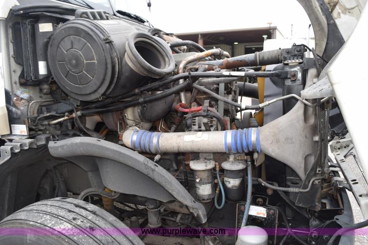 image for item H5117 2005 Freightliner Columbia semi truck