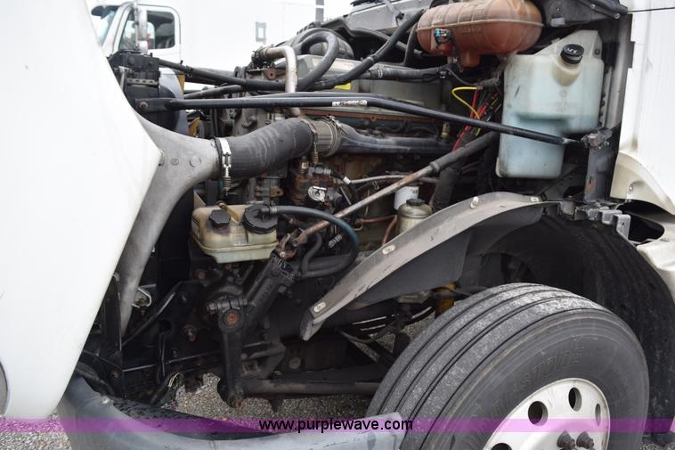 image for item H5117 2005 Freightliner Columbia semi truck