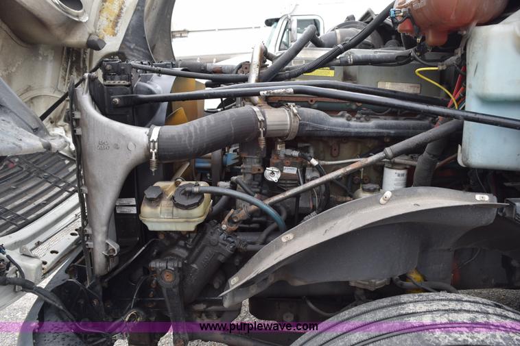 image for item H5117 2005 Freightliner Columbia semi truck