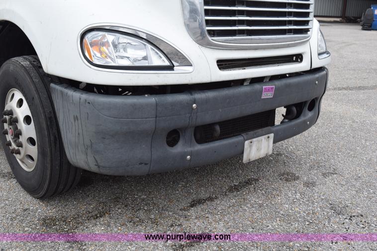 image for item H5117 2005 Freightliner Columbia semi truck