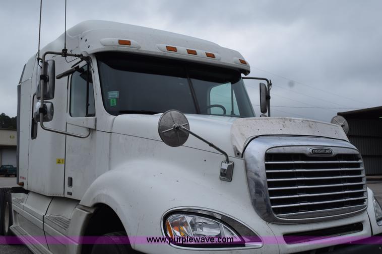image for item H5117 2005 Freightliner Columbia semi truck