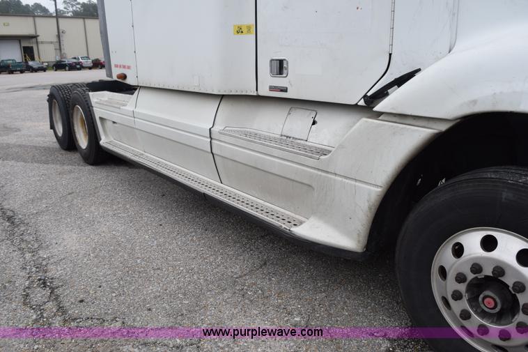 image for item H5117 2005 Freightliner Columbia semi truck