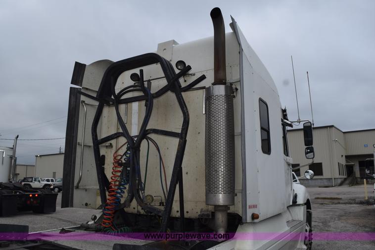 image for item H5117 2005 Freightliner Columbia semi truck