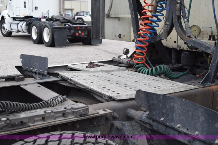 image for item H5117 2005 Freightliner Columbia semi truck