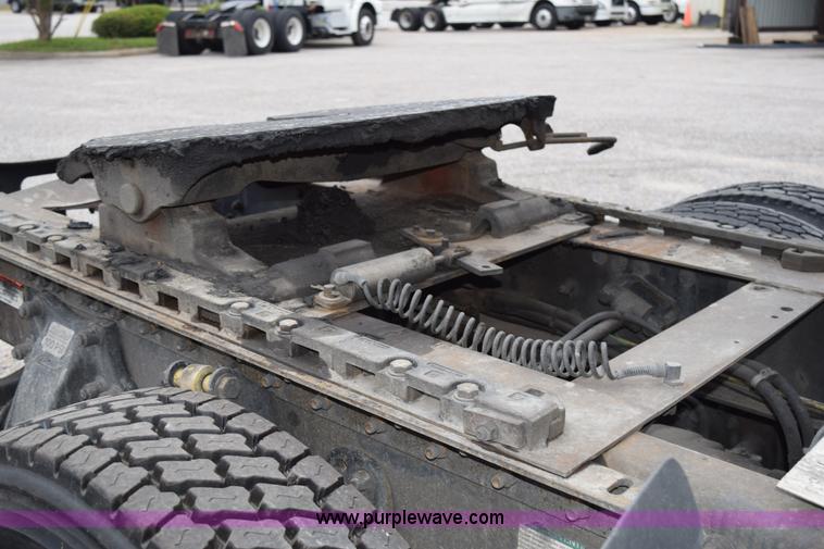 image for item H5117 2005 Freightliner Columbia semi truck