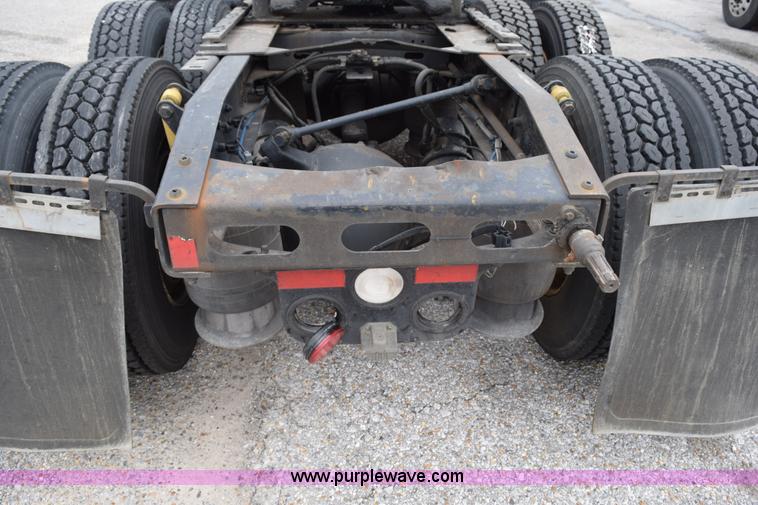 image for item H5117 2005 Freightliner Columbia semi truck