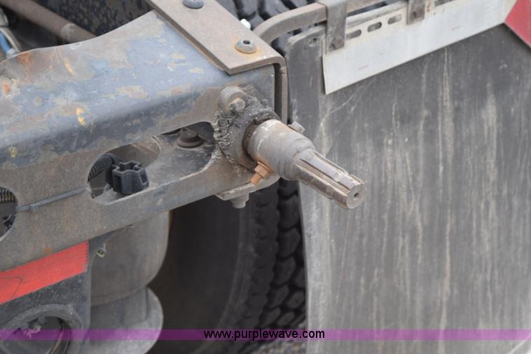 image for item H5117 2005 Freightliner Columbia semi truck