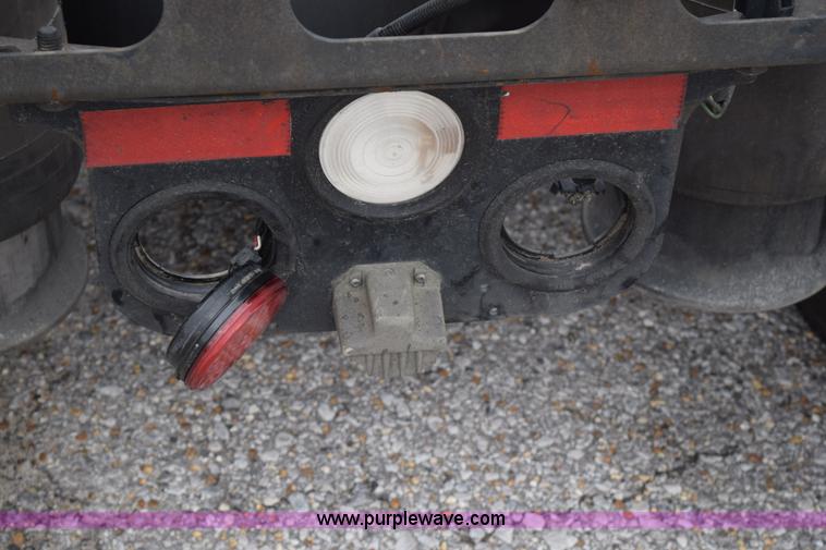 image for item H5117 2005 Freightliner Columbia semi truck