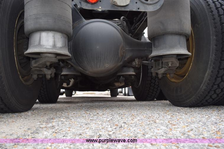 image for item H5117 2005 Freightliner Columbia semi truck