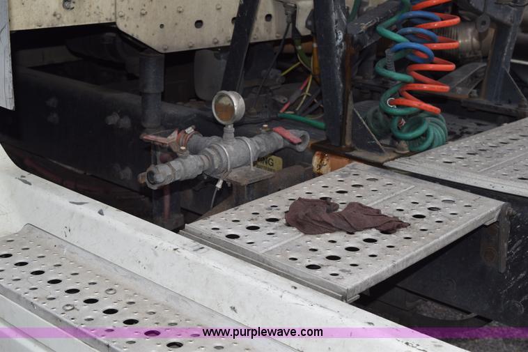 image for item H5117 2005 Freightliner Columbia semi truck