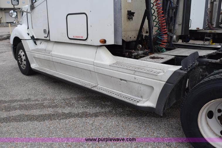 image for item H5117 2005 Freightliner Columbia semi truck