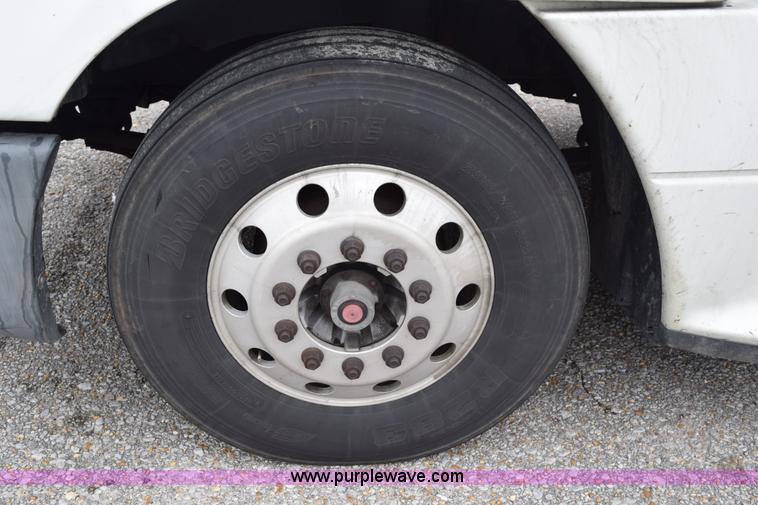 image for item H5117 2005 Freightliner Columbia semi truck