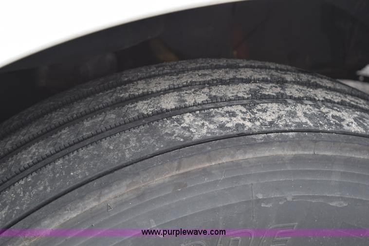 image for item H5117 2005 Freightliner Columbia semi truck