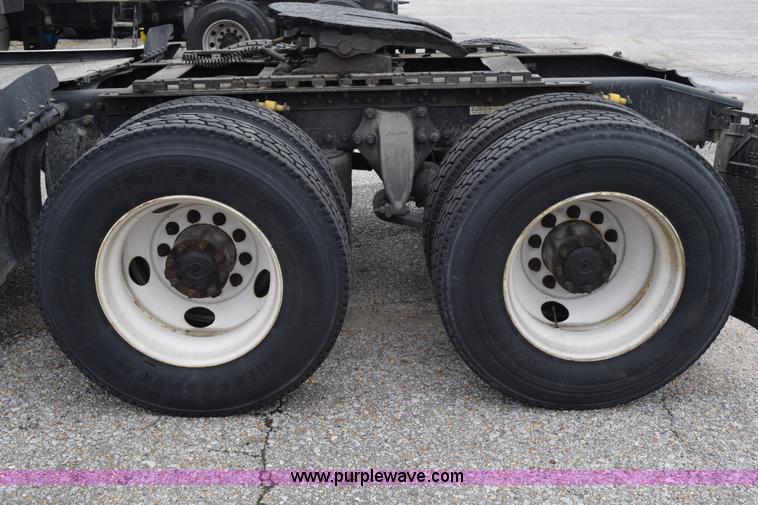 image for item H5117 2005 Freightliner Columbia semi truck