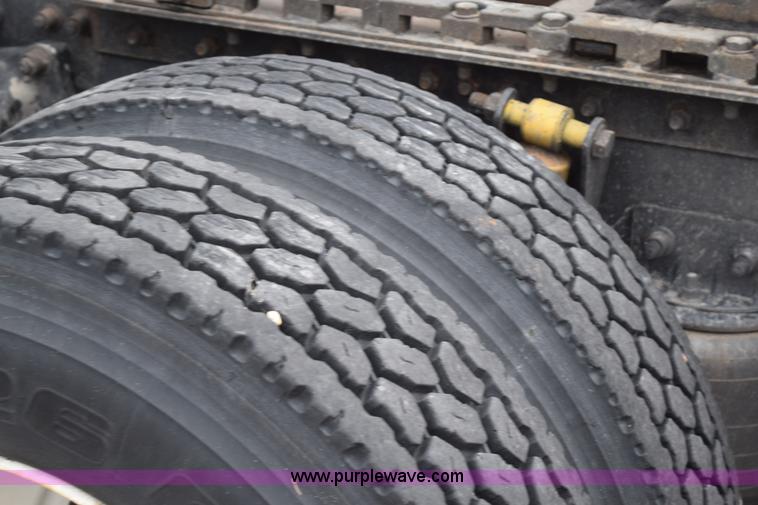 image for item H5117 2005 Freightliner Columbia semi truck