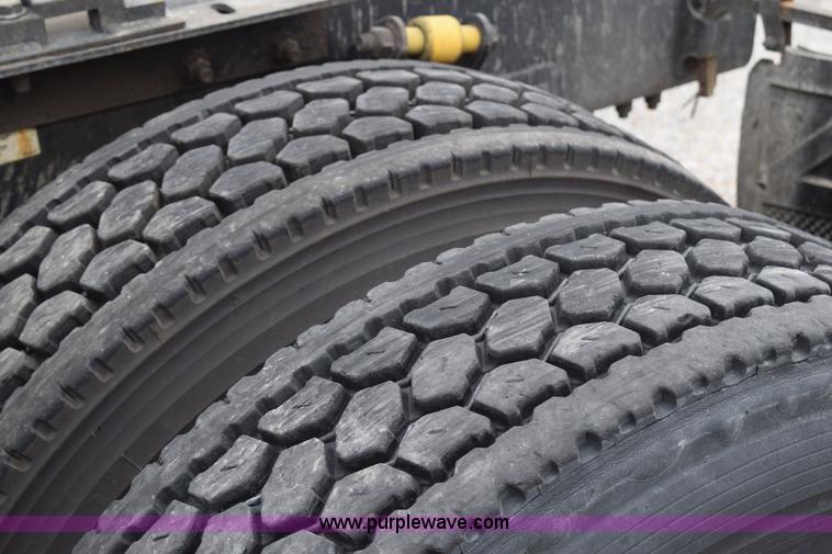 image for item H5117 2005 Freightliner Columbia semi truck