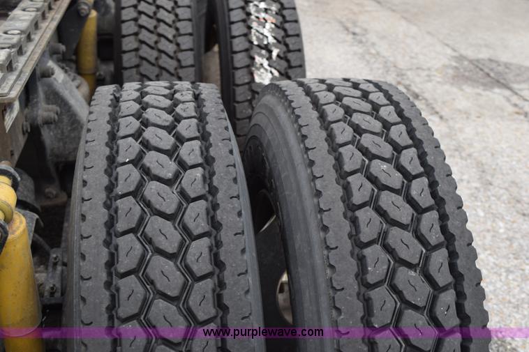 image for item H5117 2005 Freightliner Columbia semi truck