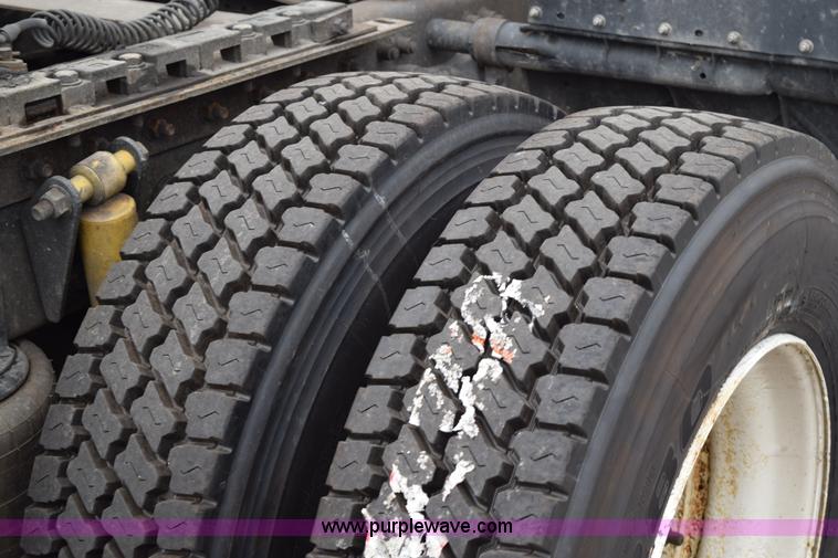 image for item H5117 2005 Freightliner Columbia semi truck