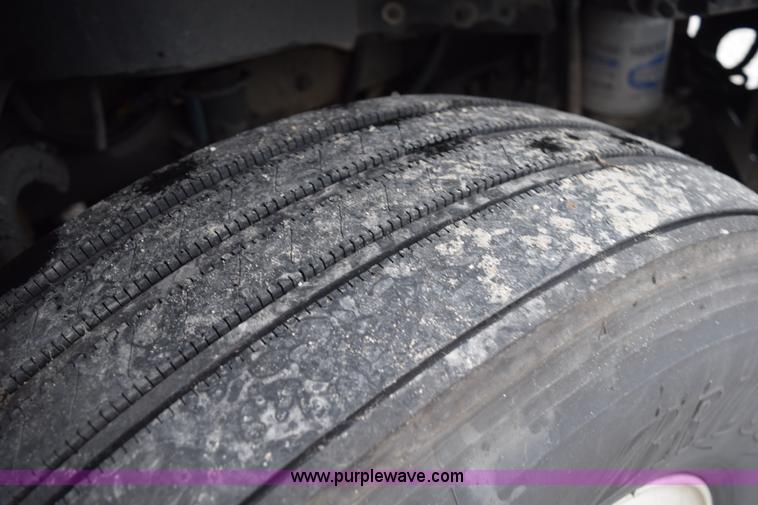 image for item H5117 2005 Freightliner Columbia semi truck