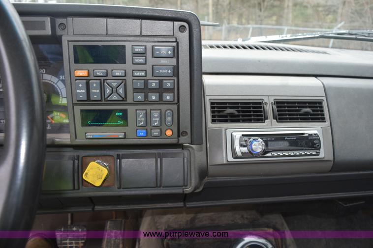 image for item H5163 1996 GMC TopKick box truck