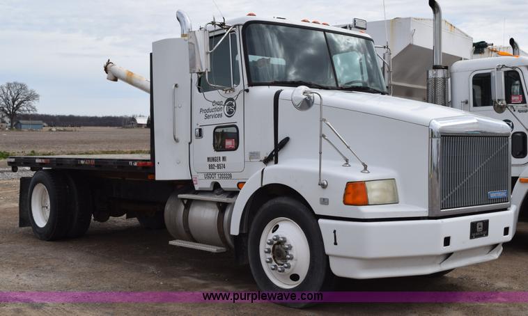 image for item H5164 1995 Volvo WCA flatbed truck