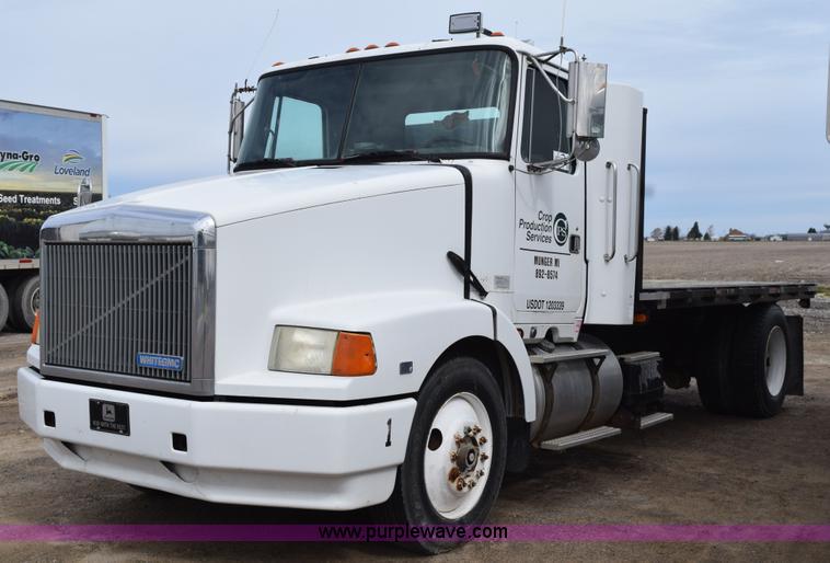 image for item H5164 1995 Volvo WCA flatbed truck
