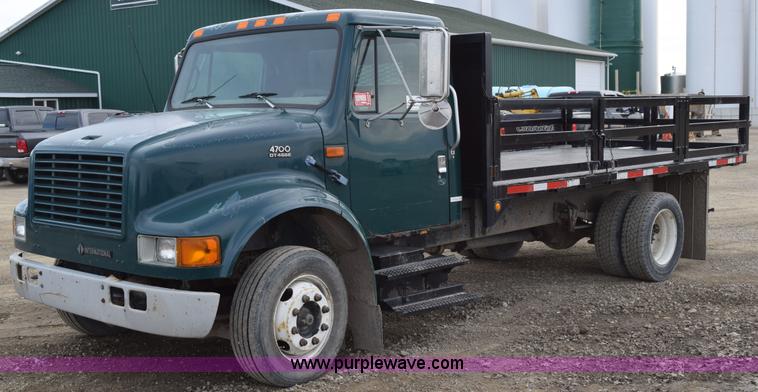 image for item H5165 1997 International 4700 flatbed truck