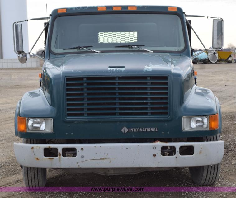 image for item H5165 1997 International 4700 flatbed truck