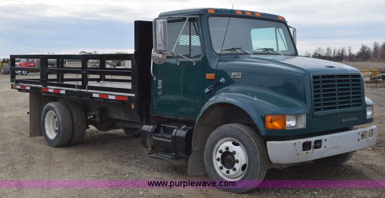 image for item H5165 1997 International 4700 flatbed truck