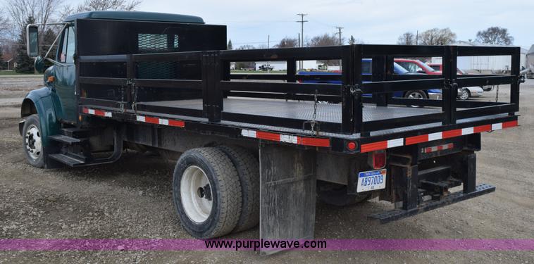 image for item H5165 1997 International 4700 flatbed truck