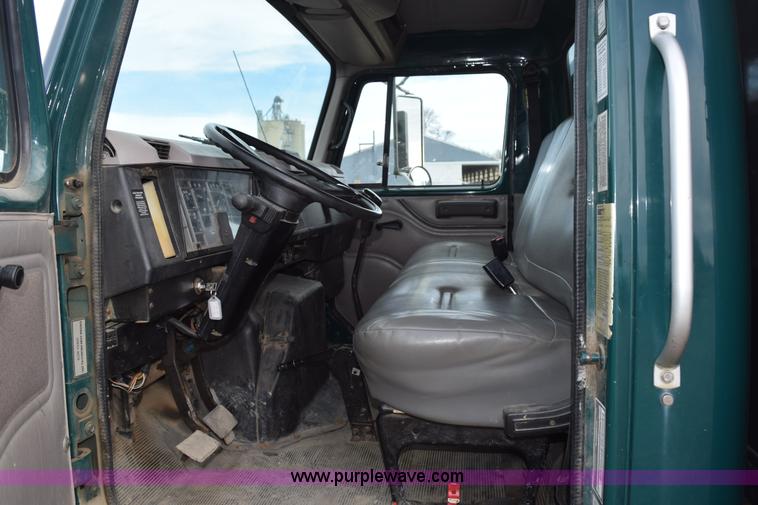 image for item H5165 1997 International 4700 flatbed truck