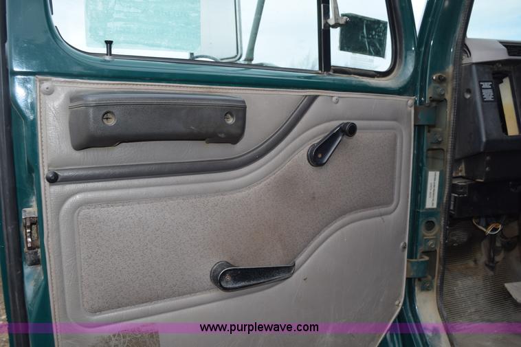 image for item H5165 1997 International 4700 flatbed truck