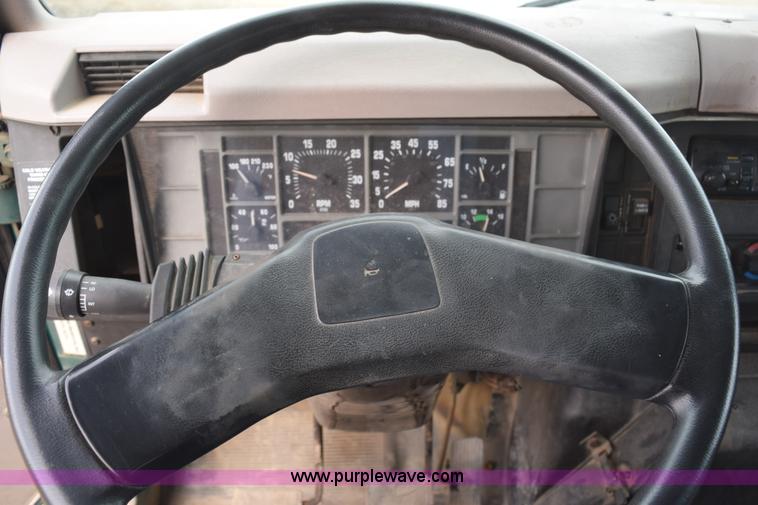 image for item H5165 1997 International 4700 flatbed truck