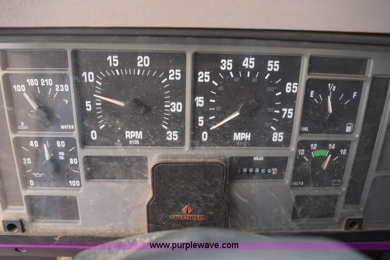 image for item H5165 1997 International 4700 flatbed truck