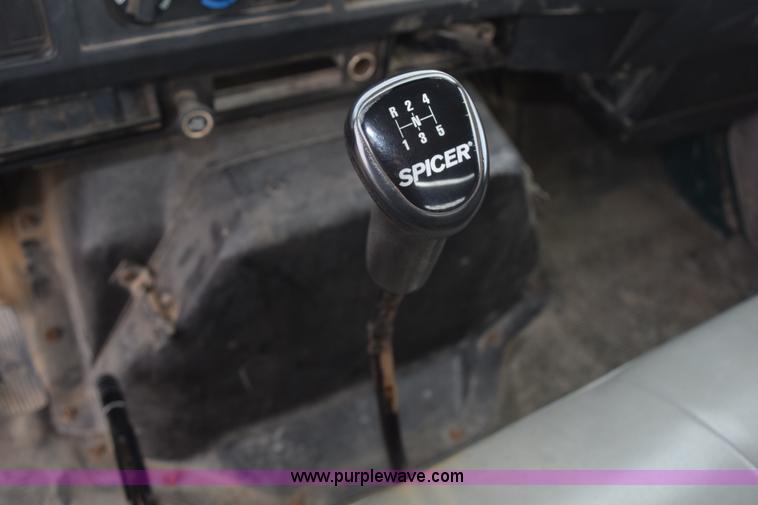 image for item H5165 1997 International 4700 flatbed truck