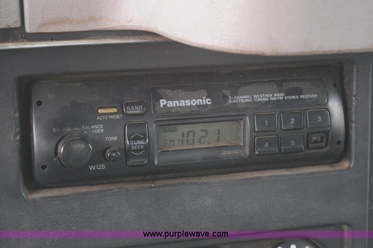 image for item H5165 1997 International 4700 flatbed truck