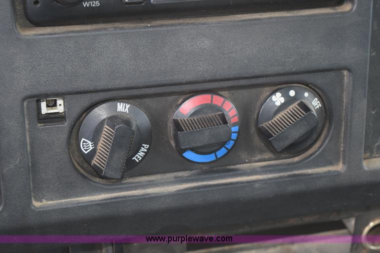 image for item H5165 1997 International 4700 flatbed truck