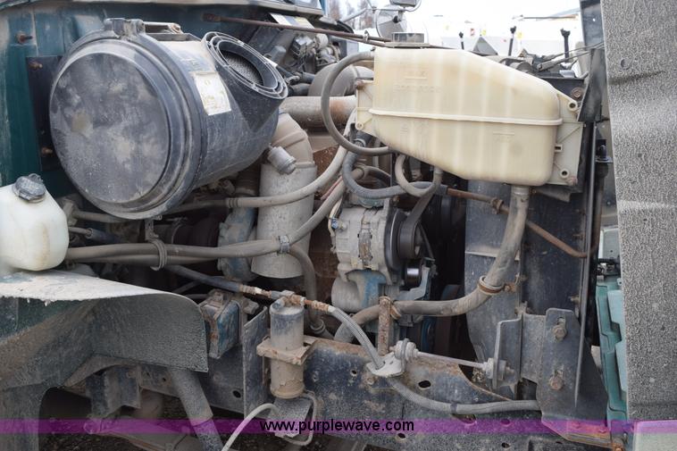 image for item H5165 1997 International 4700 flatbed truck