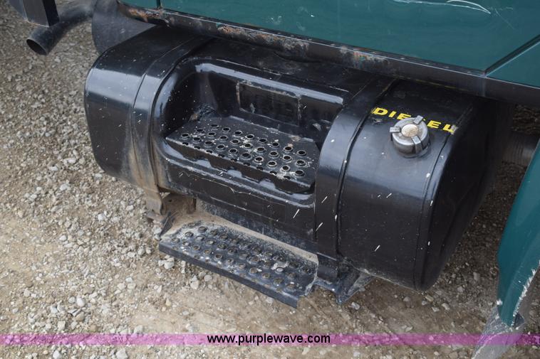 image for item H5165 1997 International 4700 flatbed truck