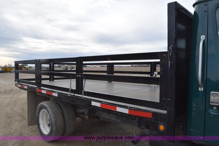 image for item H5165 1997 International 4700 flatbed truck