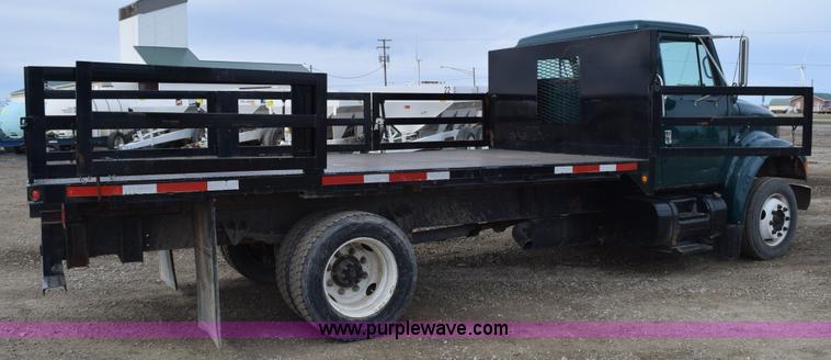 image for item H5165 1997 International 4700 flatbed truck