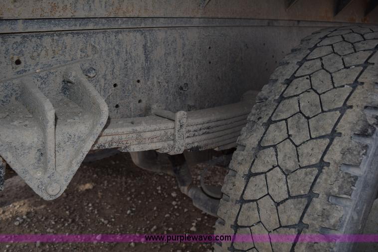 image for item H5165 1997 International 4700 flatbed truck