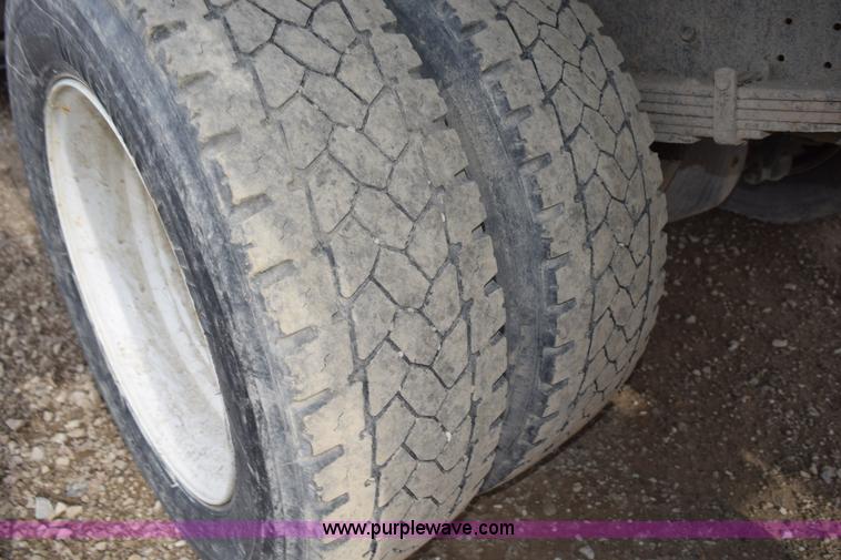 image for item H5165 1997 International 4700 flatbed truck